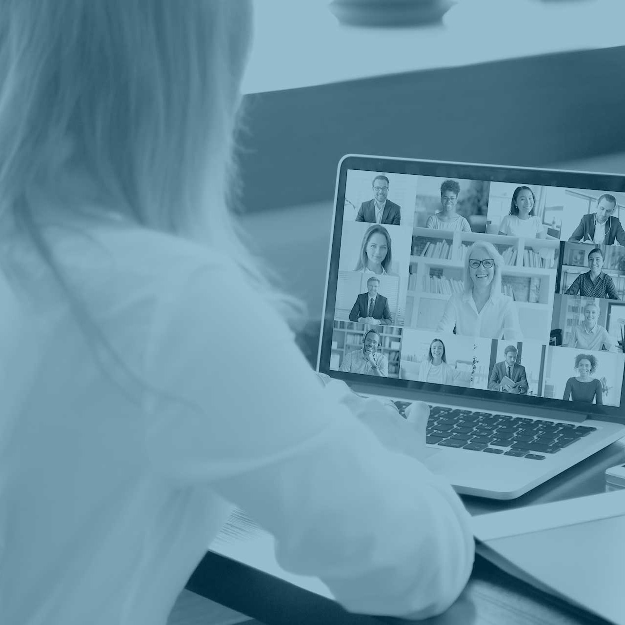 Frau in Video-Konferenz