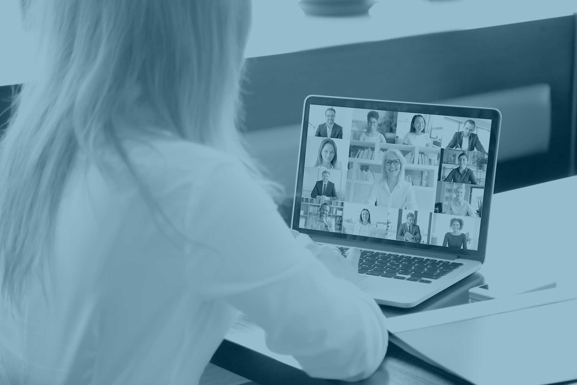 Frau in Video-Konferenz