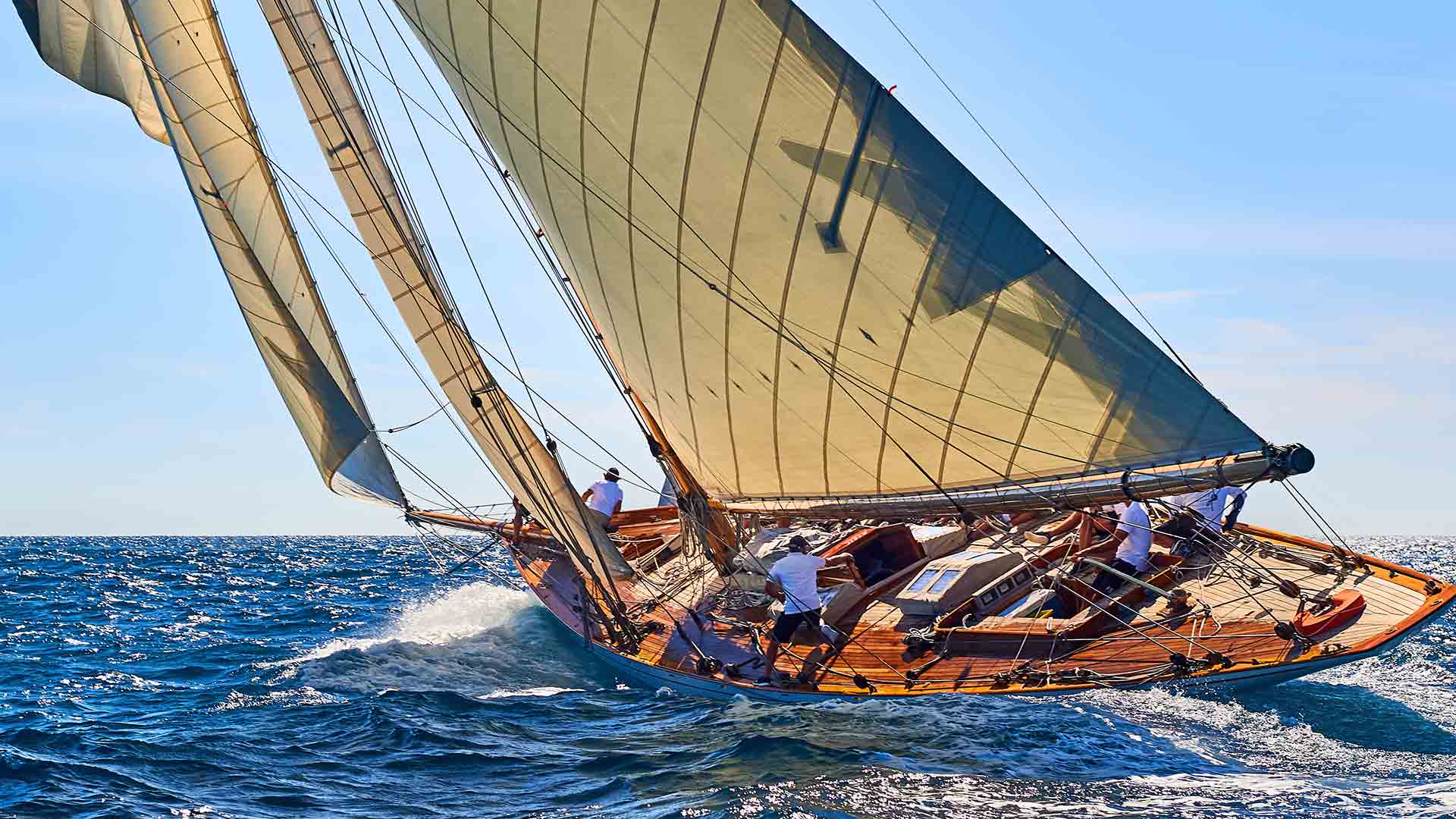 Segelboot in rauher See